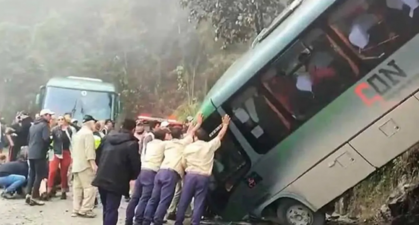 Un micro volc&oacute; camino a Machu Picchu: hay dos argentinos heridos